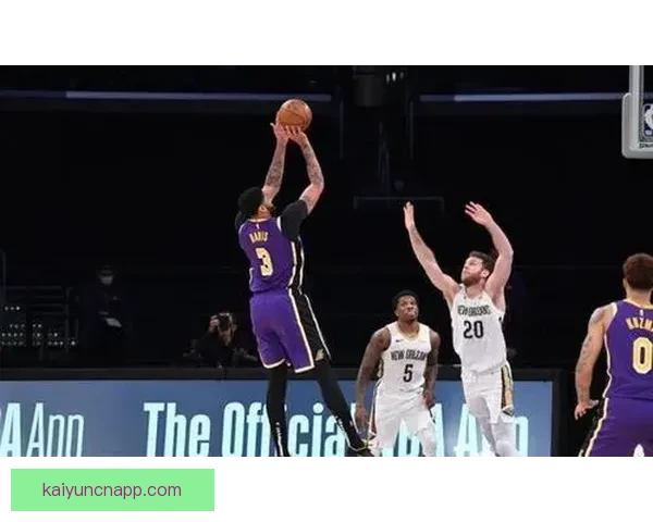 詹姆斯父子打高尔夫遭遇惊险 鳄鱼现身水中老詹勇敢捡球